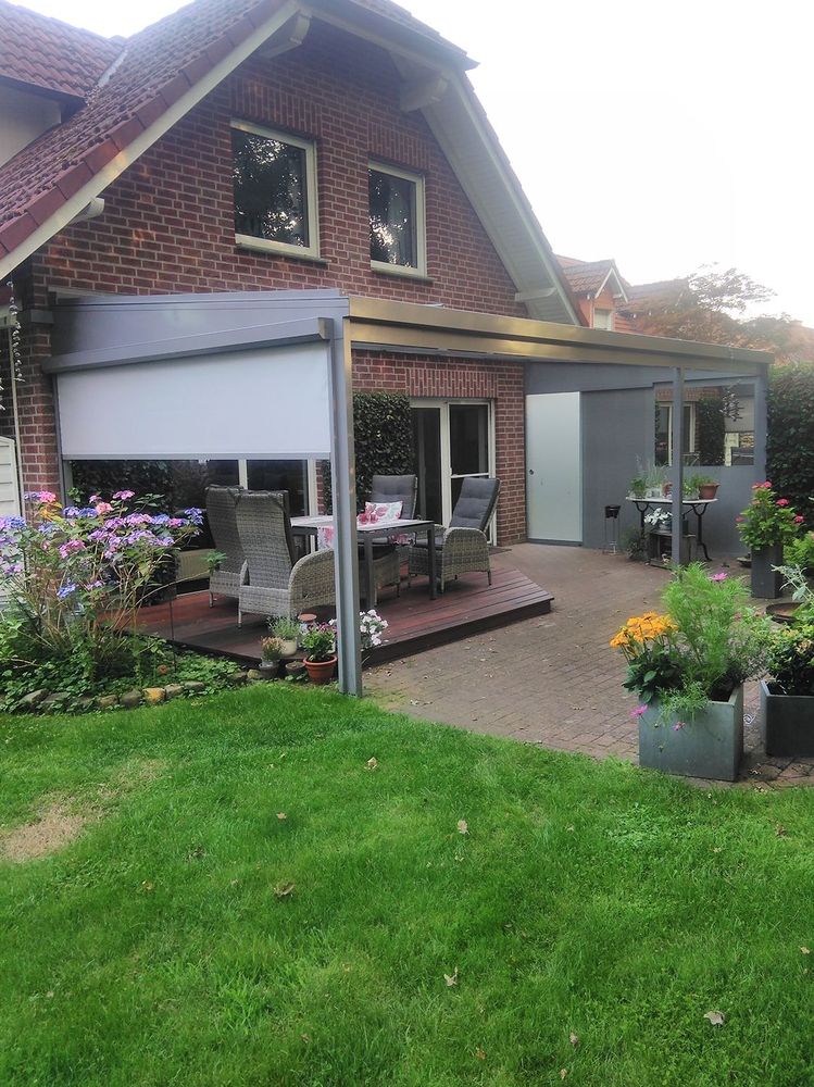 Gemütliche Terrasse mit Gartenmöbeln und blühenden Pflanzen