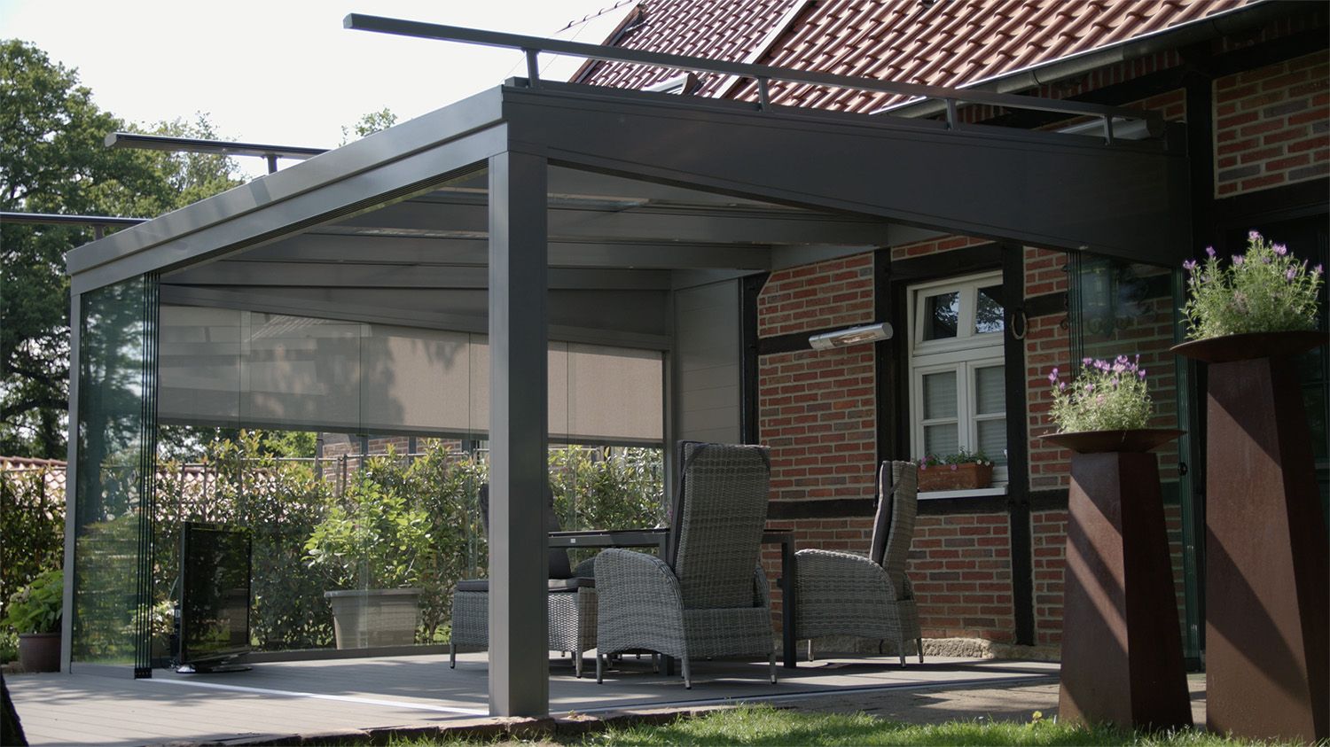 Senkrechtmarkise an einer Pergola